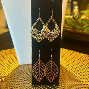 Lot of 3 gold dangle earrings